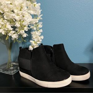 Torrid Faux Suede Black Heeled Tennis Shoe. SZ 10WW